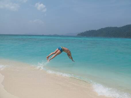 Arie duikt vanaf het strand op Koh Lipe in Zuid-Thailand